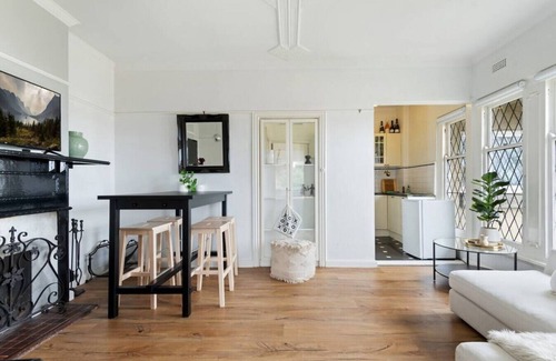 South Yarra Apartment | Spacious 1B South Yarra with Spa & Family-Friendly Amenities