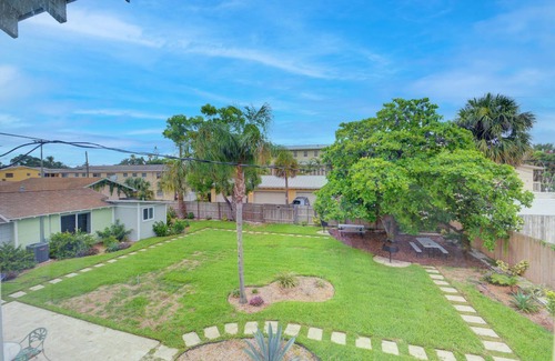 Lake Worth Apartment | Recently Renovated Oceanfront 1bd/1ba with Pool & Spa