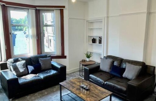 Paisley Apartment | Convenient 2-Bed Hotel Near Glasgow Airport, Pet-Friendly!
