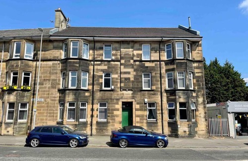 Paisley Apartment | Convenient 2-Bed Hotel Near Glasgow Airport, Pet-Friendly!