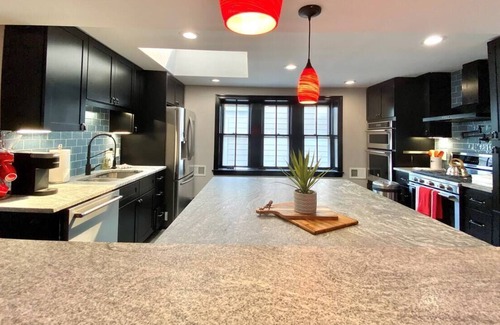 Downtown Wilmington Apartment | Spacious 5 BR Apartment with Kitchen & Family Amenities
