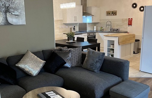 Street Apartment | Convenient 3 Bedroom Apartment Near Glastonbury Town Centre