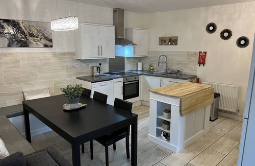 Street Apartment | Convenient 3 Bedroom Apartment Near Glastonbury Town Centre