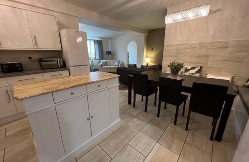 Street Apartment | Convenient 3 Bedroom Apartment Near Glastonbury Town Centre