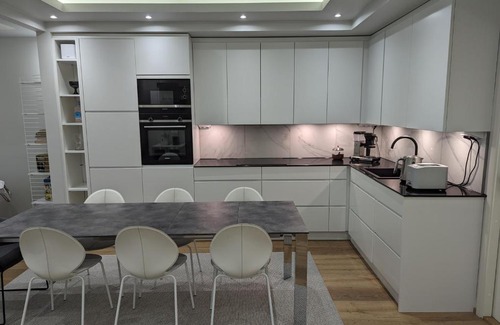 Lantinen District Apartment | Spacious 3-Bedroom Apartment in Leafy Munkkiniemi