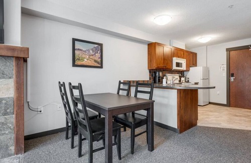 East Kootenay Condo | Ideal 3-Bedroom Retreat | Ski In/Out & Pool Access