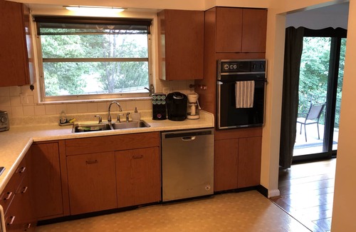 Mount Airy Apartment | Family-Friendly 3 BR Retreat on Serene Street with Breakfast