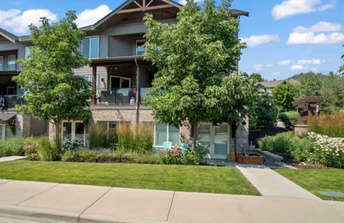 Central Okanagan House | Large 3 level luxury townhome at the lakes