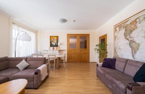 Maskavas Forstate Apartment | Large 3BR Apartment with Balcony 5 min to Old Town by Tram