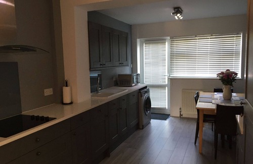 Ashford House | Large 4 bed detached house close to Heathrow