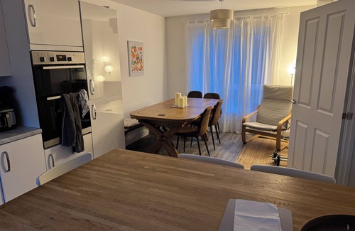 Dinas Powys House | Large 4 Bedroom House - 15 Mins to Cardiff Central