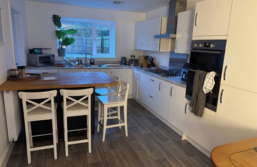 Dinas Powys House | Large 4 Bedroom House - 15 Mins to Cardiff Central