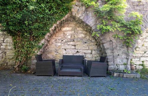 Innerstaden Villa | Charming 4 Bedroom Villa with Lush Garden Retreat