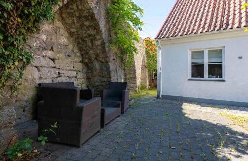 Innerstaden Villa | Charming 4 Bedroom Villa with Lush Garden Retreat