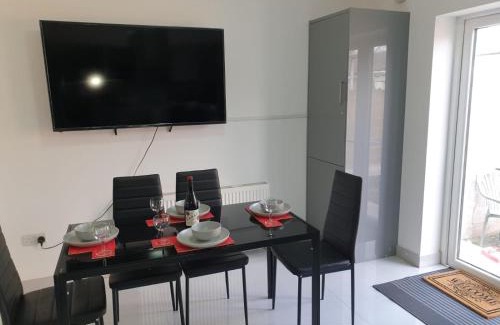 Slough Apartment | Spacious 4-Bed House Near Slough Train Station with Parking