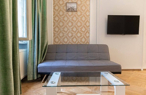 Matzleinsdorf Apartment | Spacious 4BR Apartment Near Karlsplatz for Large Groups
