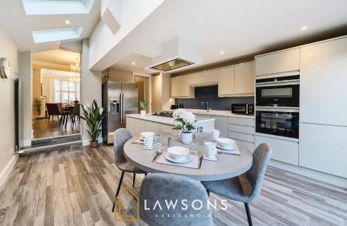 Windsor House | Large 4BR Home, 2 Baths, Central Windsor