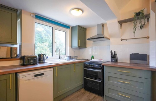 Great Billing House | Spacious 5-Bed Bungalow with Free Parking & Pet Amenities