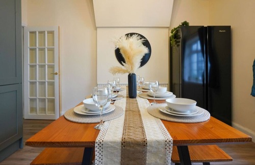 Great Billing House | Spacious 5-Bed Bungalow with Free Parking & Pet Amenities