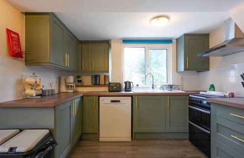 Great Billing House | Spacious 5-Bed Bungalow with Free Parking & Pet Amenities