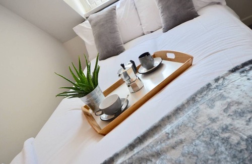 Wolverhampton House | Spacious 5-Bed House in Wolverhampton with Parking