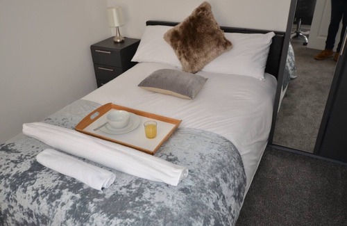 Wolverhampton House | Spacious 5-Bed House in Wolverhampton with Parking