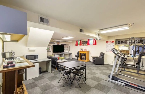 Bowie Cabin | Large 5 BR 9 Beds Near DC/Pool/Hot Tub/Gym/Game Rm/Fire Pit