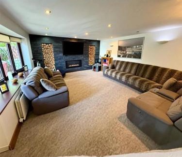 Walsall Villa | LARGE 6 BDR House, 14 ppl Walsall, CONTRACTORS , FAMILY & GROUP