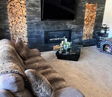 Walsall Villa | LARGE 6 BDR House, 14 ppl Walsall, CONTRACTORS , FAMILY & GROUP