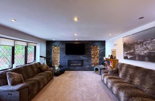 Walsall Villa | LARGE 6 BDR House, 14 ppl Walsall, CONTRACTORS , FAMILY & GROUP