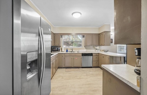 East Point House | Spacious 6 Bedroom Retreat with Pool & Hot Tub Near Downtown