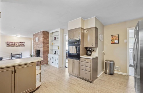 East Point House | Spacious 6 Bedroom Retreat with Pool & Hot Tub Near Downtown