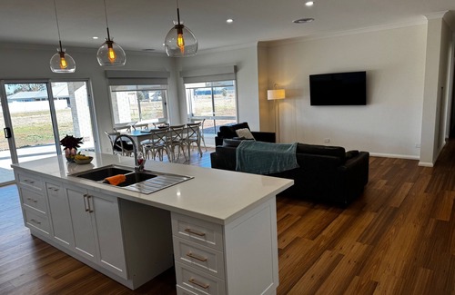 Yarrawonga House | LARGE 6 BEDROOM HOME - SLEEPS 12 - 3 MINUTE DRIVE TO LAKE MULWALA