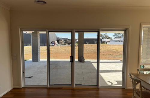 Yarrawonga House | LARGE 6 BEDROOM HOME - SLEEPS 12 - 3 MINUTE DRIVE TO LAKE MULWALA