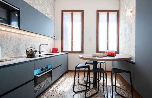 Cannaregio Apartment | Spacious 6-Bedroom Apartment with Spa & Breakfast Included