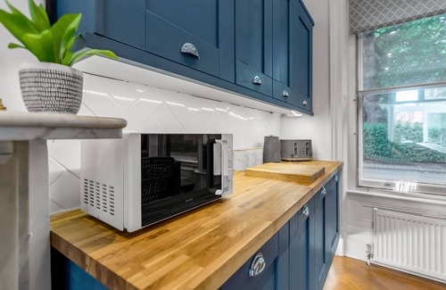 Norwich House | Spacious 5-Bedroom House for Groups with Great Views