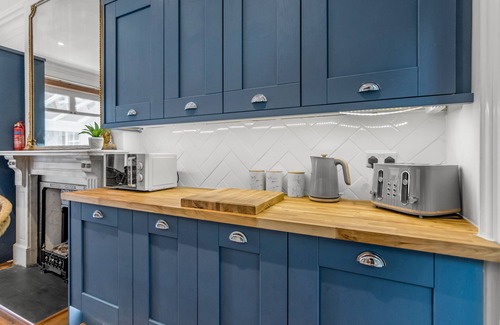 Norwich House | Spacious 5-Bedroom House for Groups with Great Views