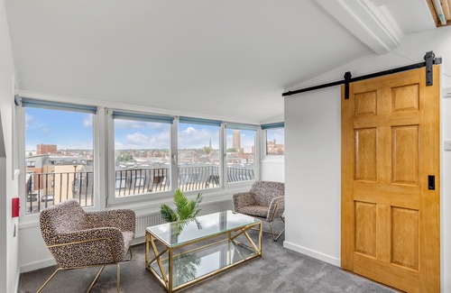 Norwich House | Spacious 5-Bedroom House for Groups with Great Views