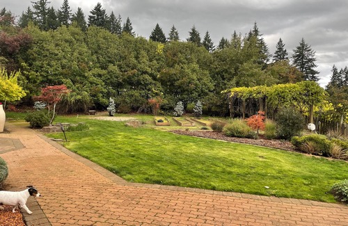 Dundee House | Large 7-bd house with 20’ Ceilings Jacuzzi Dry Sauna Wifi Vineyard Valley Views