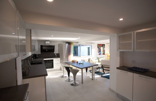 Biscarrosse House | Idyllic Retreat: Spacious Home with Heated Pool & Views