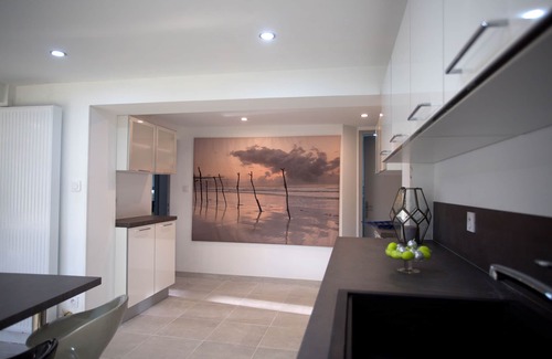 Biscarrosse House | Idyllic Retreat: Spacious Home with Heated Pool & Views