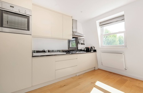 Addison Apartment | Large and Bright Victorian Townhouse with rapid transport links all over London