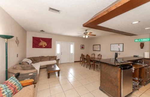 San Marcos House | Cozy Home by the River: Pet & Child Friendly Retreat