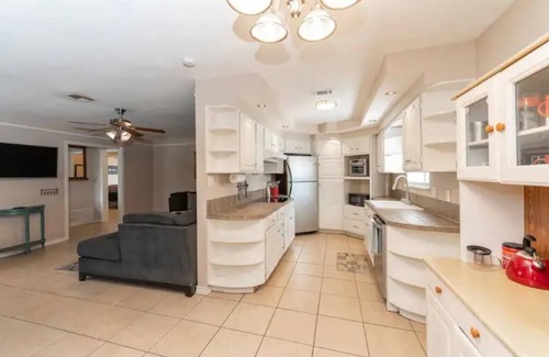 San Marcos House | Cozy Home by the River: Pet & Child Friendly Retreat