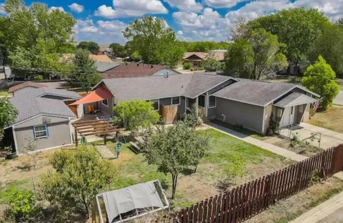 San Marcos House | Cozy Home by the River: Pet & Child Friendly Retreat