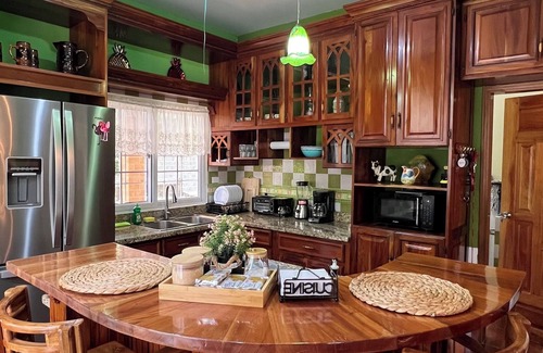 Pena Blanca House | Large and elegant house in front of El Canal Kayak, Los Naranjos, Lago de Yojoa!