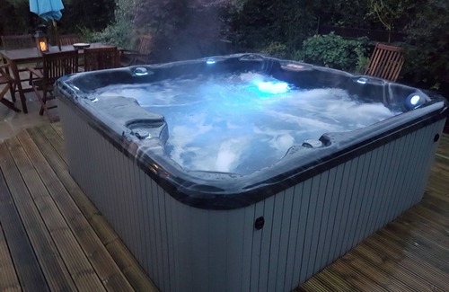 Cardigan House | Modern House with Hot Tub Near Beautiful Beaches - 10/10 Rating