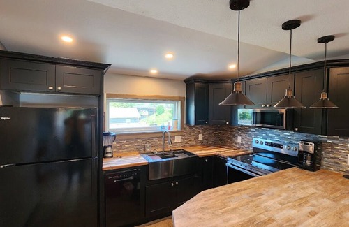 Verona Beach Bed & Breakfast | Water View Bed & Breakfast with Spa and Family Amenities