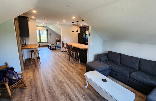Verona Beach Bed & Breakfast | Water View Bed & Breakfast with Spa and Family Amenities