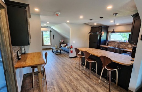 Verona Beach Bed & Breakfast | Water View Bed & Breakfast with Spa and Family Amenities